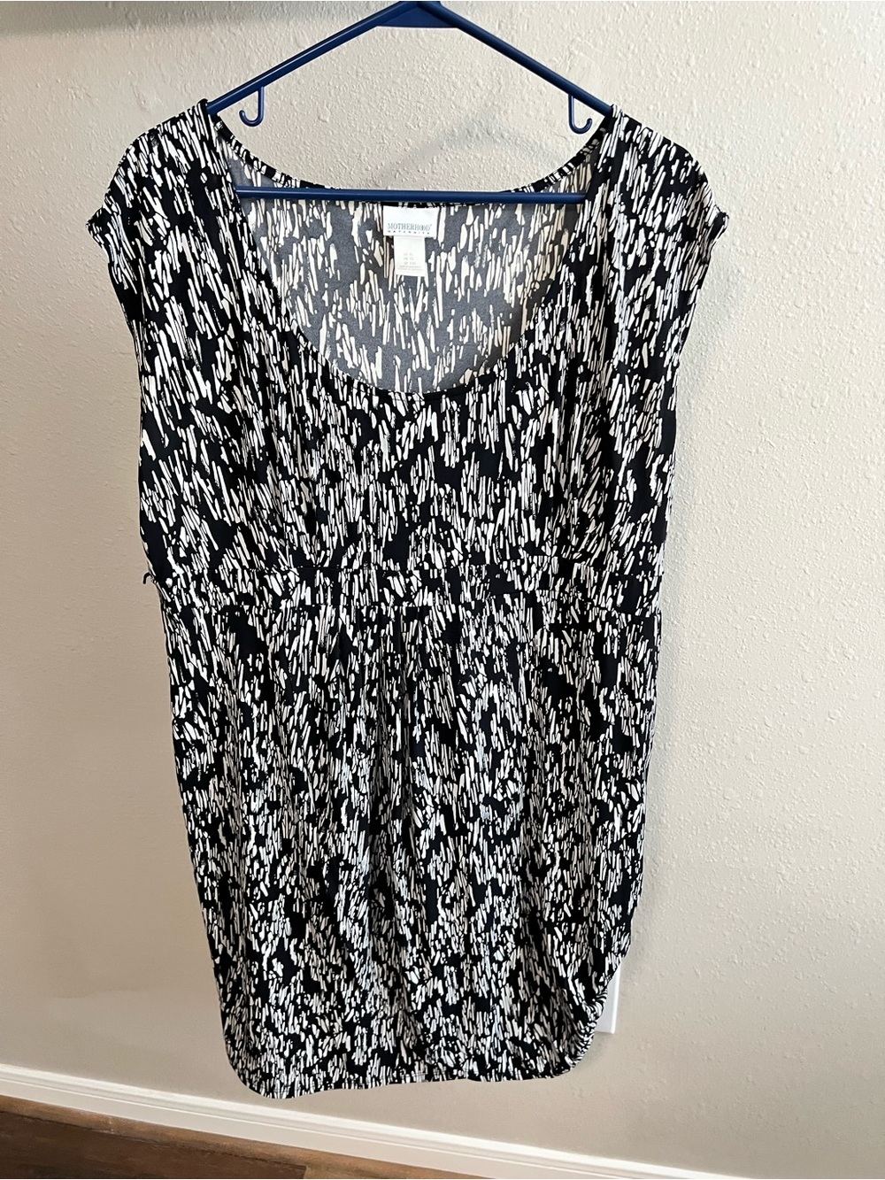 Motherhood Maternity XL Black White Abstract Print Ruched Side Top